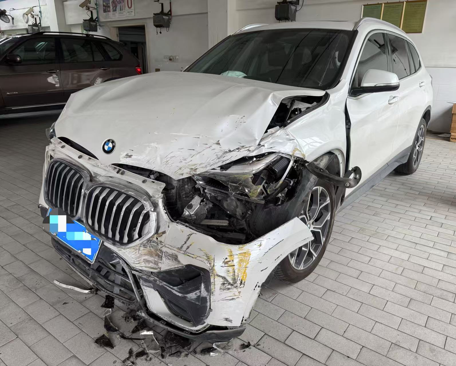 宝马牌BMW6462FS受损车辆1台
