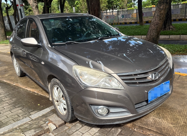 北京现代BH7167AY受损车辆一台