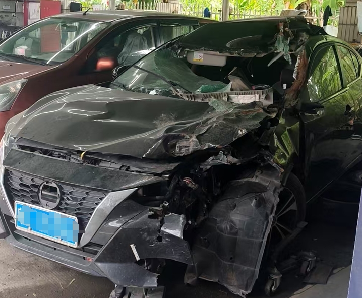 东风日产牌DFL7162VANH6受损车辆一台