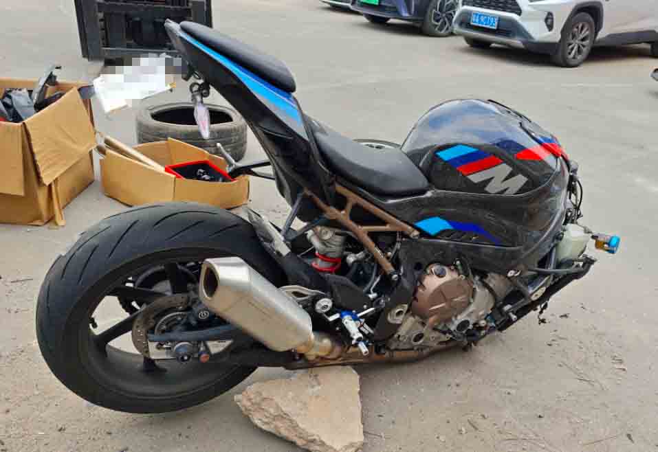 宝马WB10E210受损车辆一台